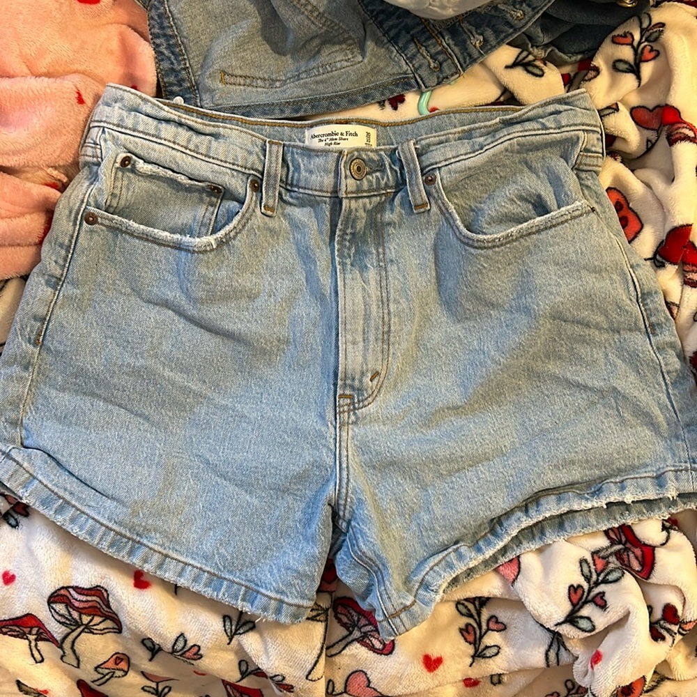 Abercrombie 4” High Rise Mom Short